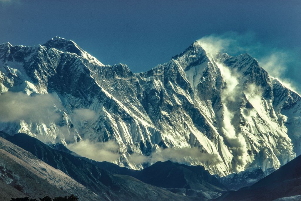 De gauche à droite le Nuptse (7864 m), l'Everest (8848 m) et le Lhotse (8516 m)
