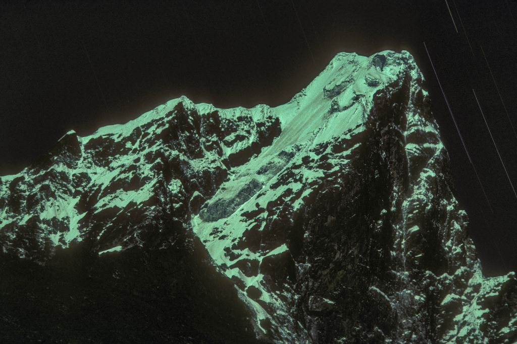 Le Taboche (6542 m), par pleine lune, vu du camp de Pheriche