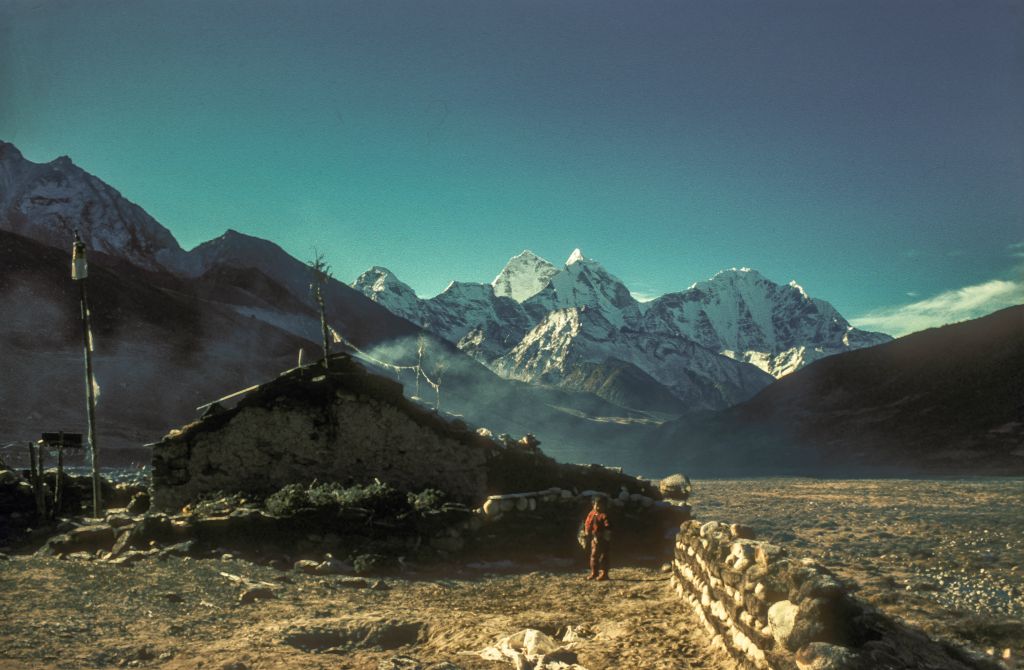 Vue de Pheriche vers le sud  : au centre, le Kangtega (6783 m) et sur la droite le Thamserku (6618 m)