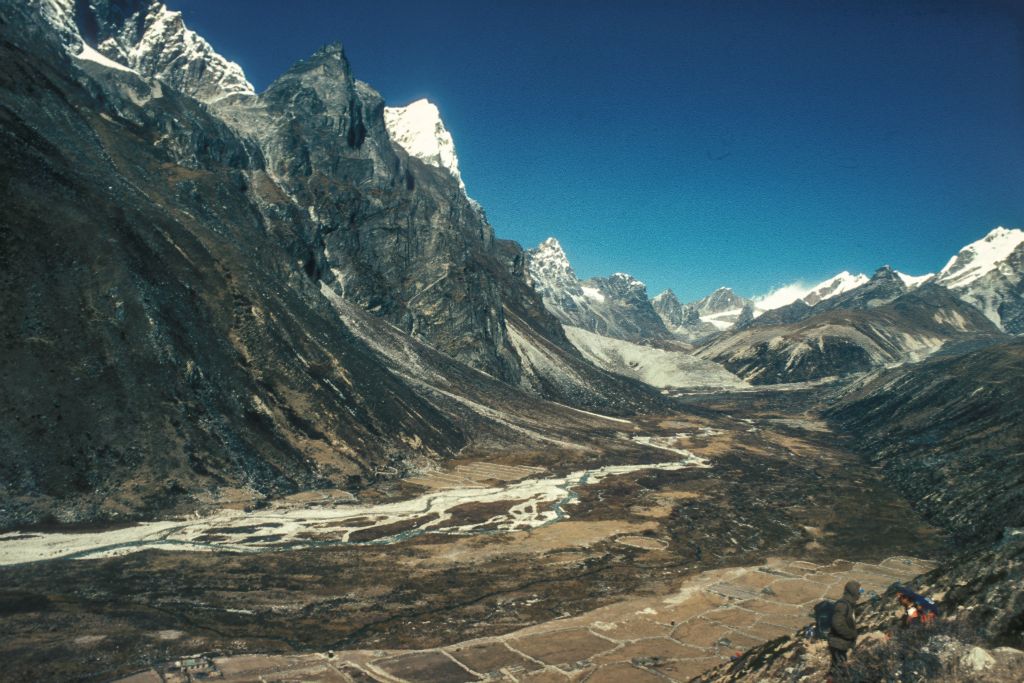 Vue de Pheriche vers le nord : à gauche, enneigé, le Cholatse (6440 m) et à l'extrême droite le Lobutche Est (6090 m)