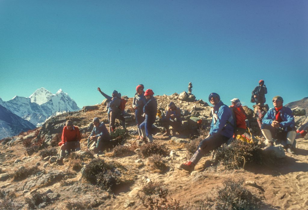 Pause contemplative sur le chemin de Chukhung,  ; à l'arrière-plan, le Kangtega (6783 m)