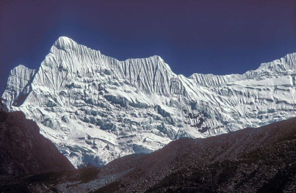 Pic  6202 m au-dessus du glacier de Chhukhung