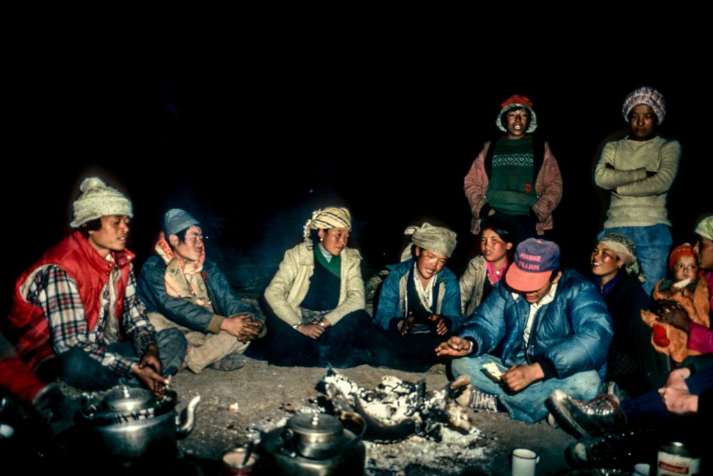 Seconde nuit à Pheriche : les sherpas chantent ...