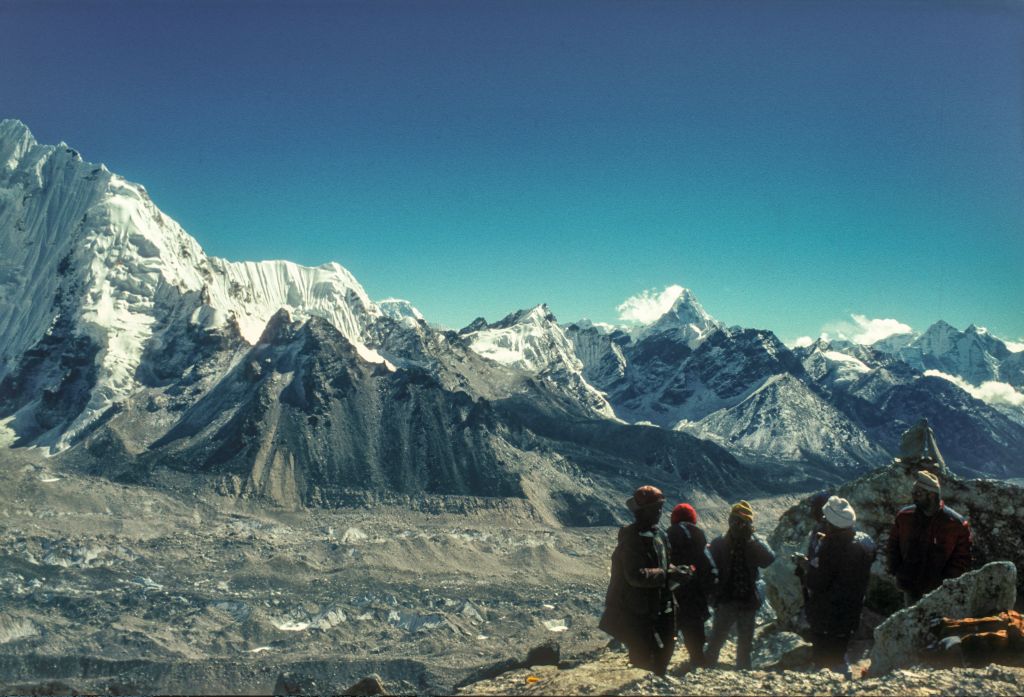 En montant au Kala Patthar (5550 m) ; au fond, l'Ama Dablam
