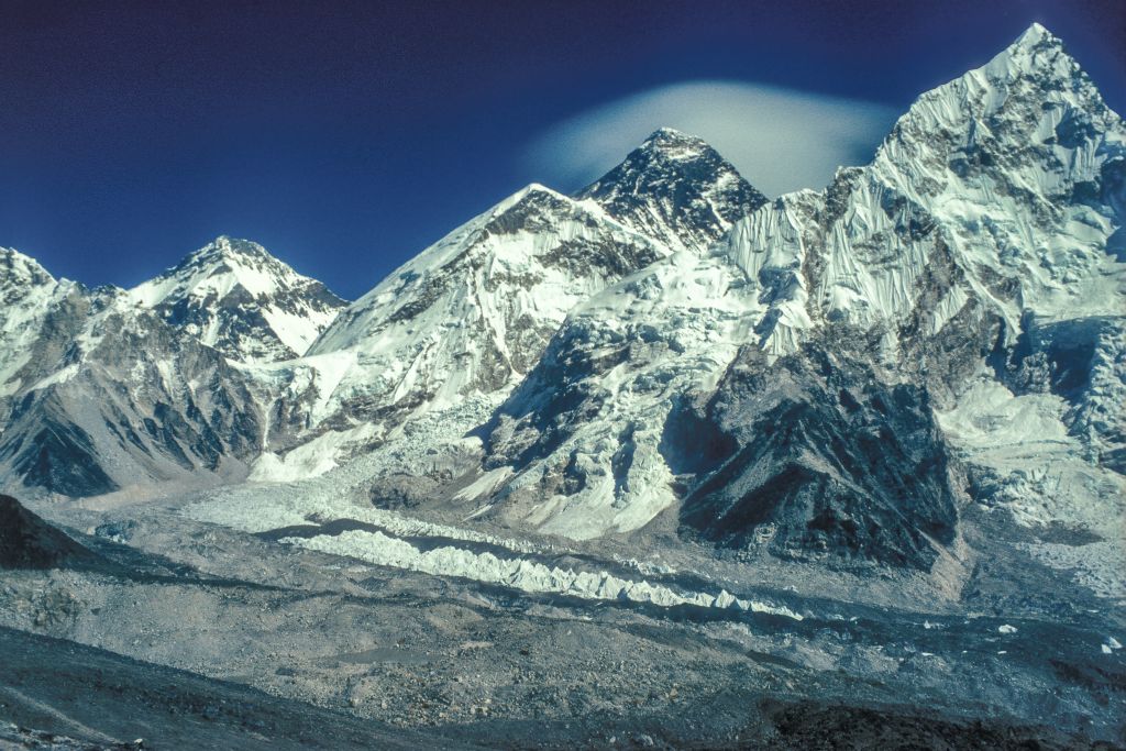 L'Everest (8848 m) et le Nuptse W. Le pied de la cascade de glace est visible.