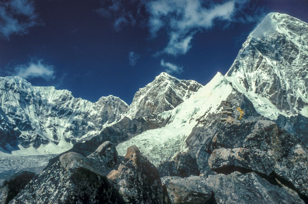 Depuis le sommet du Kalapatthar (5545 m), le Kangri (6801 m) au centre et le Pumori (7145 m) à d.