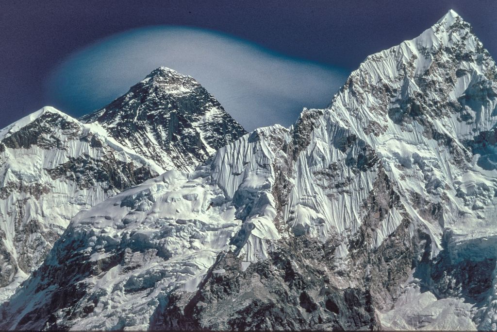 Gros plan sur la face SW de l'Everest
