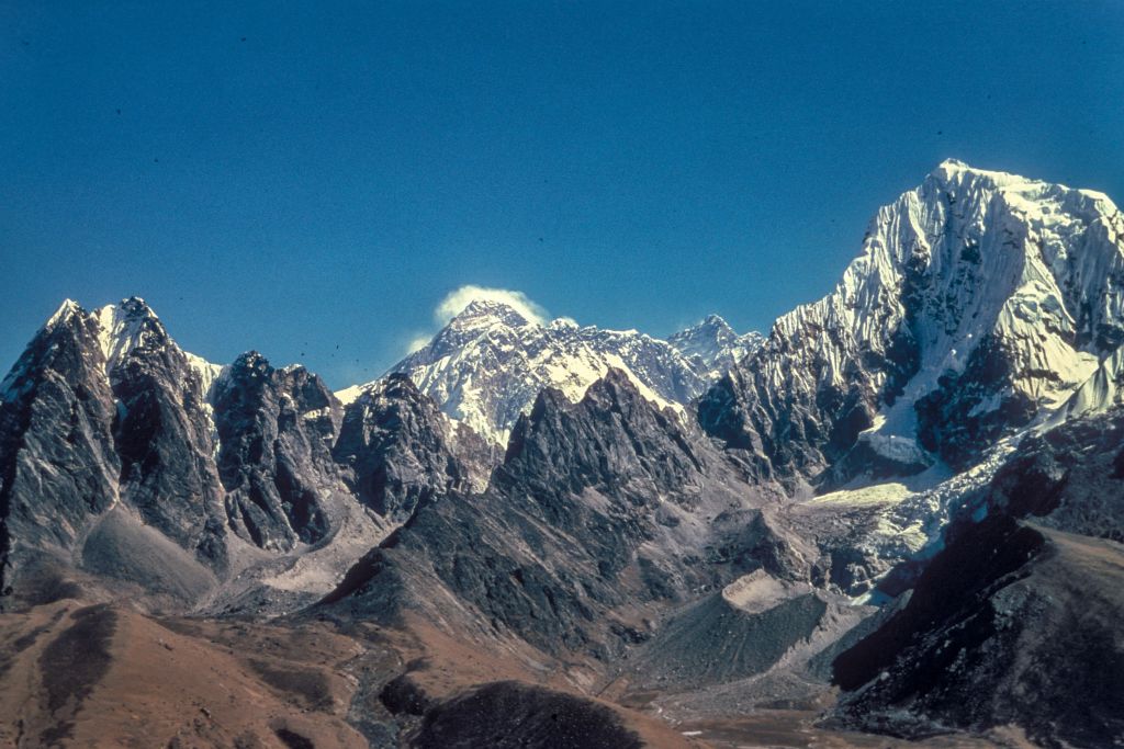 L'Everest au centre et le Cholatse (6335 m) à d. vus depuis Machherma (4470 m)