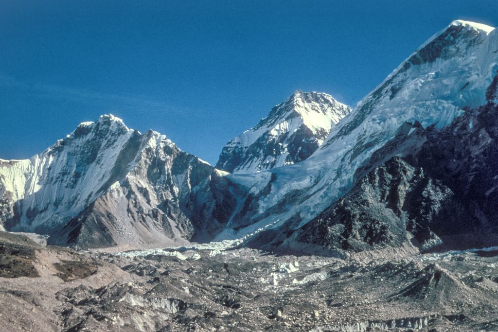 De g. à d. le Khumbutse (6636 m), le Changtse (7543) et l'épaule W de l'Everest (7268 m)