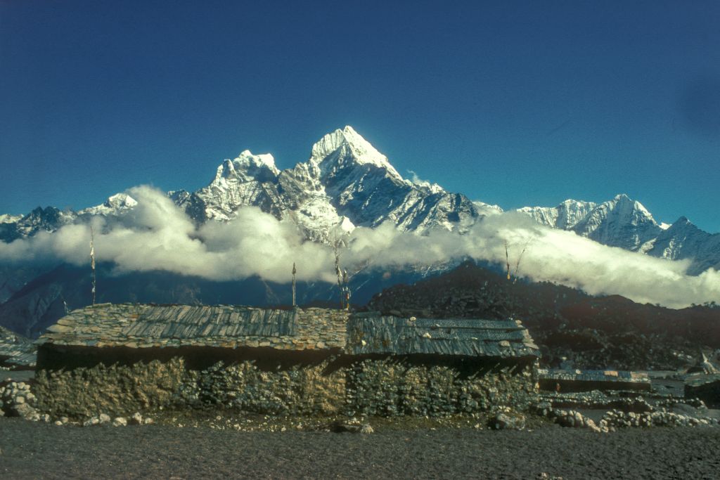 Vus de Khumjung (3790 m), le Kangtega et le Tamserku