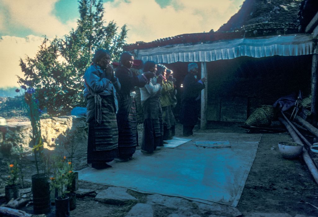 Visite à la nonnerie de Khumjung