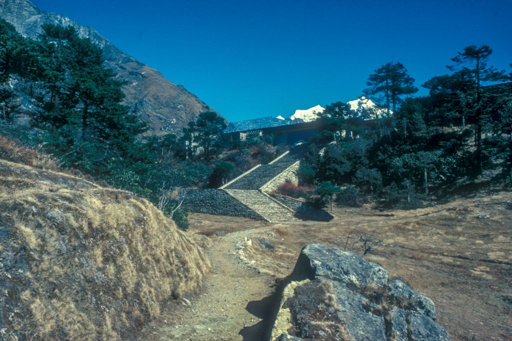 L'accès de l'hotel "Everest View" à Syangboche (3841 m)