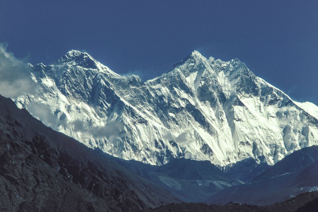 La première vue sur l'Everest, à l'arrière-plan, et sur le Lhotse (8516 m)