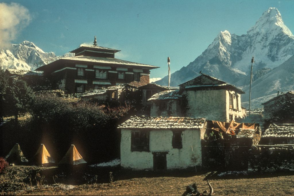 Le monastère de Tengboche (3860 m)  avec à g. l'Everest et à d.  l'Ama Dablam