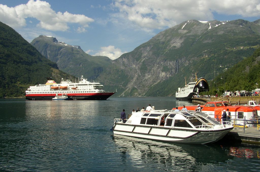 Petit fjord, gros bateaux ...