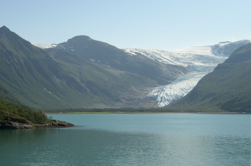 Le glacier d'Engebreen, un bras du Svartisen, au bord de l'Holandsfjord