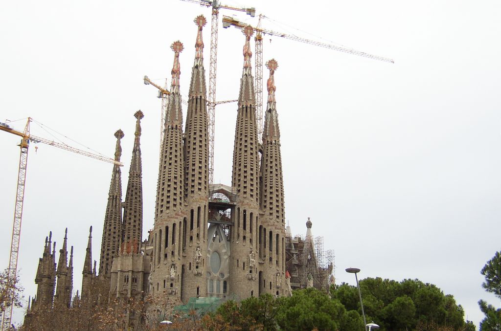 La Sagrada Familia toujours en chantier (Architecte : A. Gaudi)