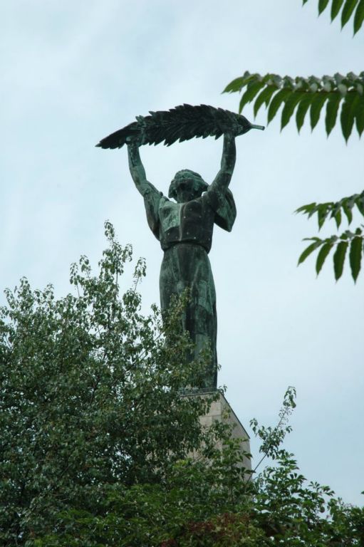 la statue de la liberté, celle du mont Gellert