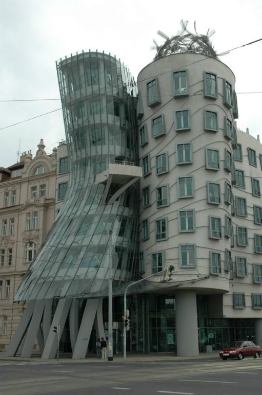 la maison qui danse, de l'architecte Franck Gehry