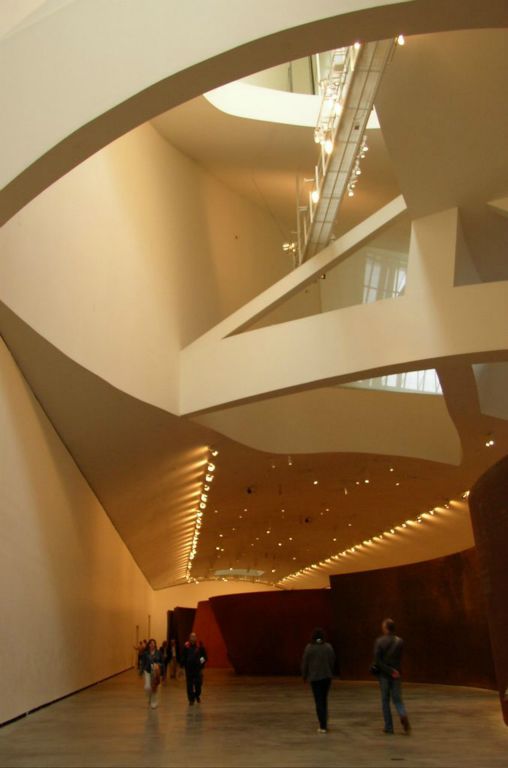 la grande salle, avec des oeuvres de Richard Serra
