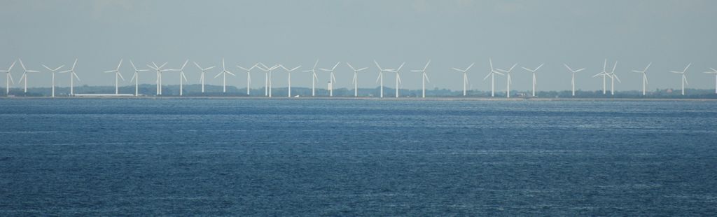 Champ d'éoliennes sur la cote danoise