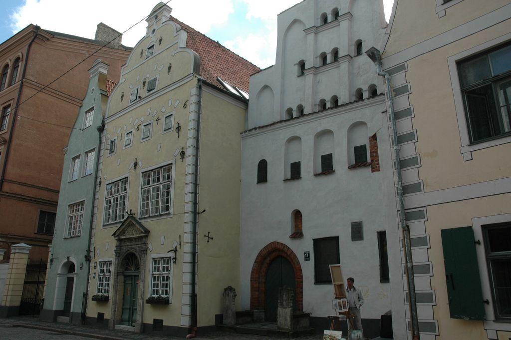 l'ensemble dit “des 3 frères” avec, à droite, la plus ancienne maison de Lettonie