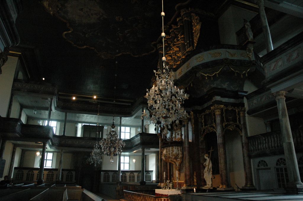 l'intérieur de l'église (baroque, tranchant avec la rigueur de l'extérieur)