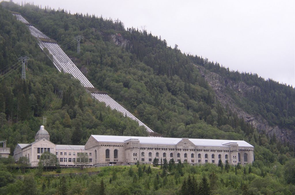 Centrale électrique de Vemork (qui alimenta une usine de production d'eau lourde détruite pendant la guerre)
