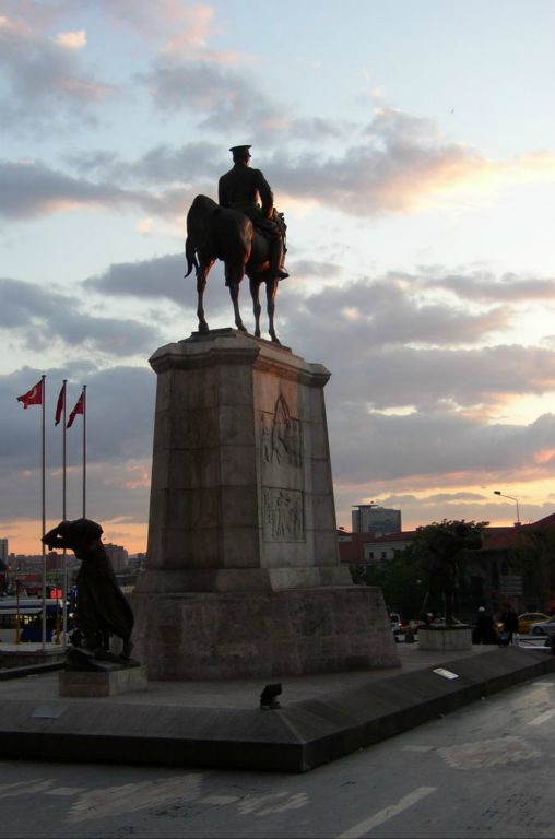 Ankara : statue de Mustafa Kemal dit Ataturk