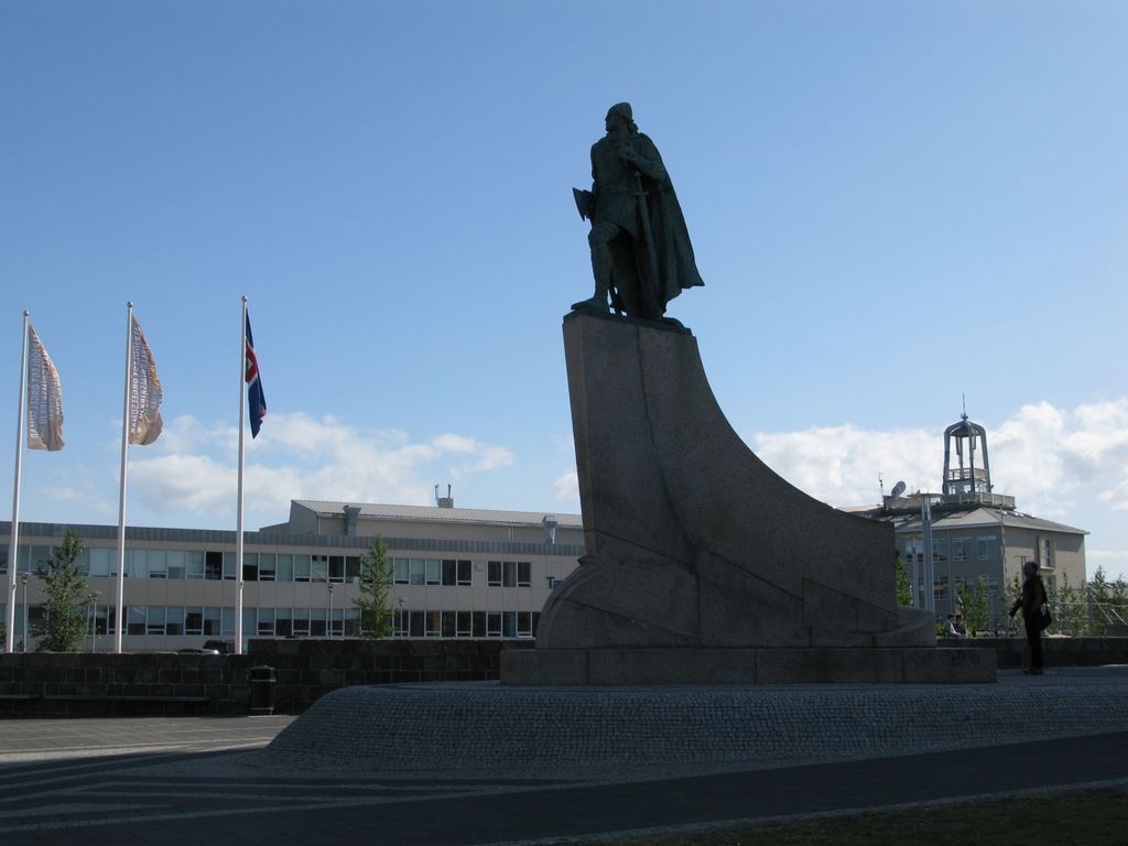 Statue de Leifur Eriksonn devant l'immense église Hallgrimskirkja