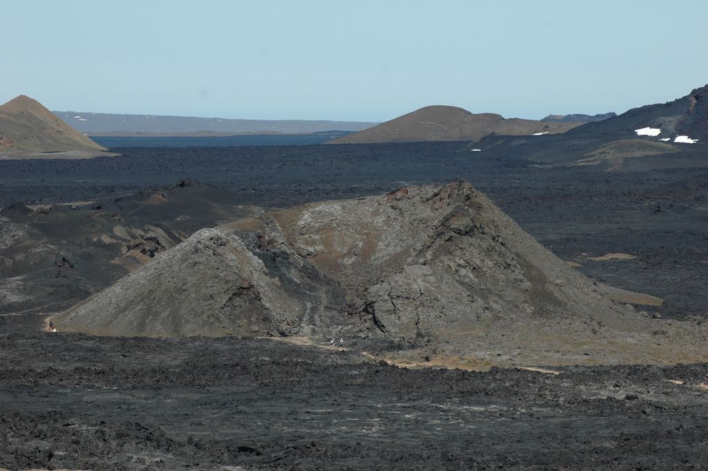 Cratère égueulé sur champ de lave