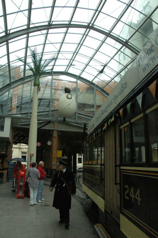 Une station de tram surveillée par un kiwi sorti de son oeuf