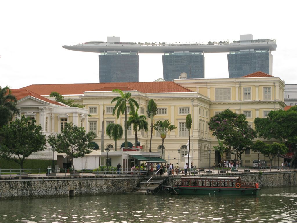 Au fond, l'hotel Marina Bay Sands