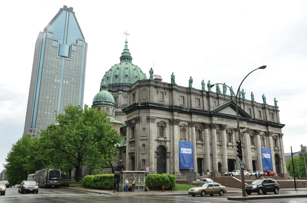 Montréal: Cathédrale Marie-Reine-du Monde devant le 1000 de la Gauchetière