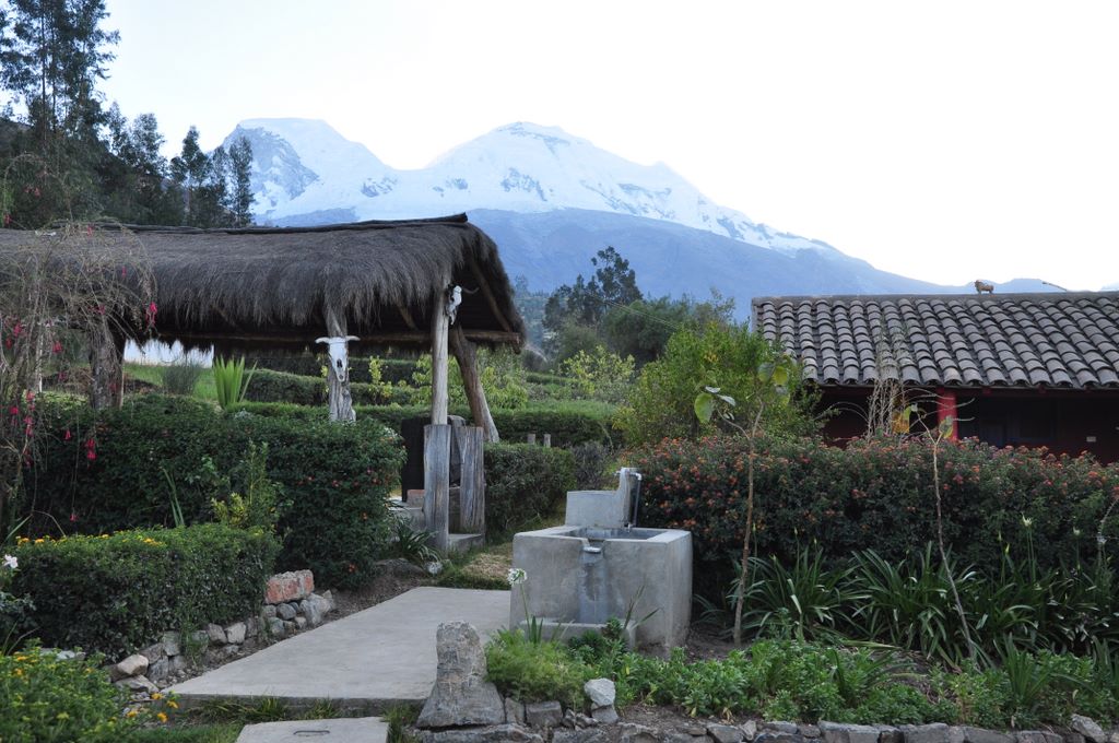 18 aout : notre hébergement à Mancos, dominé par les 2 sommets du Huascaran (6768 m)