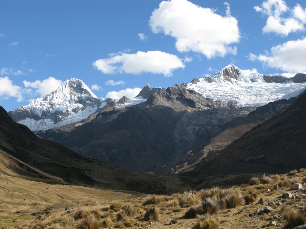 Première vue sur la face Nord de l'Alpamayo (5947 m.)