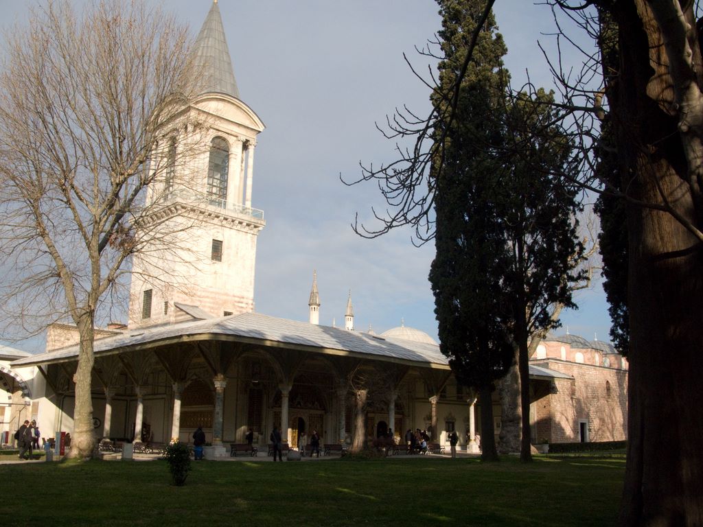 Palais de Topkapi, résidence des sultans de 1465 à 1853 : la deuxième cour et la tour de justice