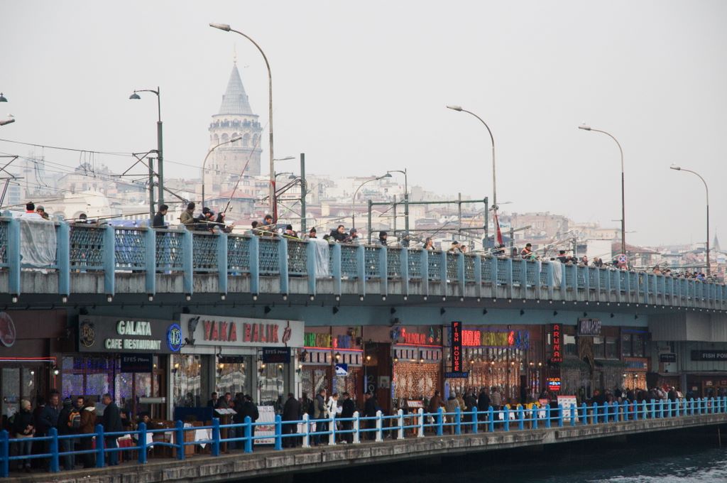 Le pont de Galata : en haut, les fournisseurs, en bas, les clients : les restaurants de poisson