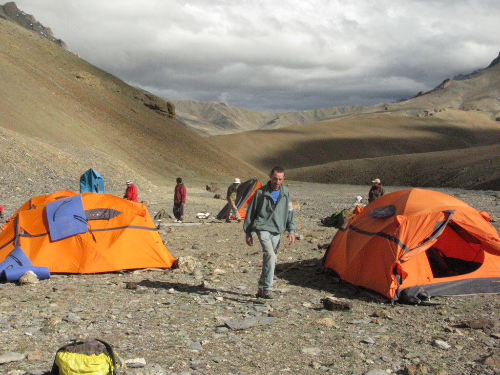 Campement dans la vallée sous le col Sniougoutse La (4600 m)