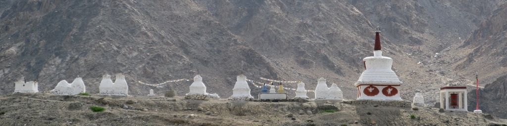 Stupas au monastère de Phyang