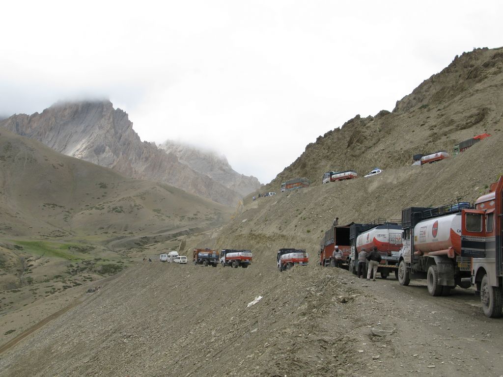 Travaux...et embouteillage sur la route de Kargil