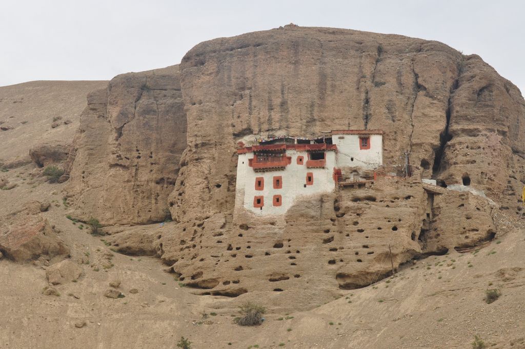 Vue sur le monastère de Shergol