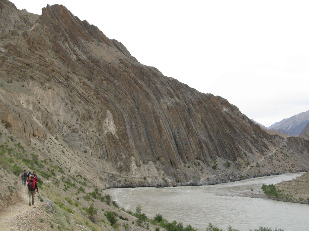 Le long de la Zanskar, impressionnants plissements rocheux