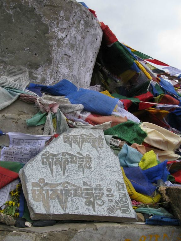 Stupa, drapeaux à prières et pierre à Mani