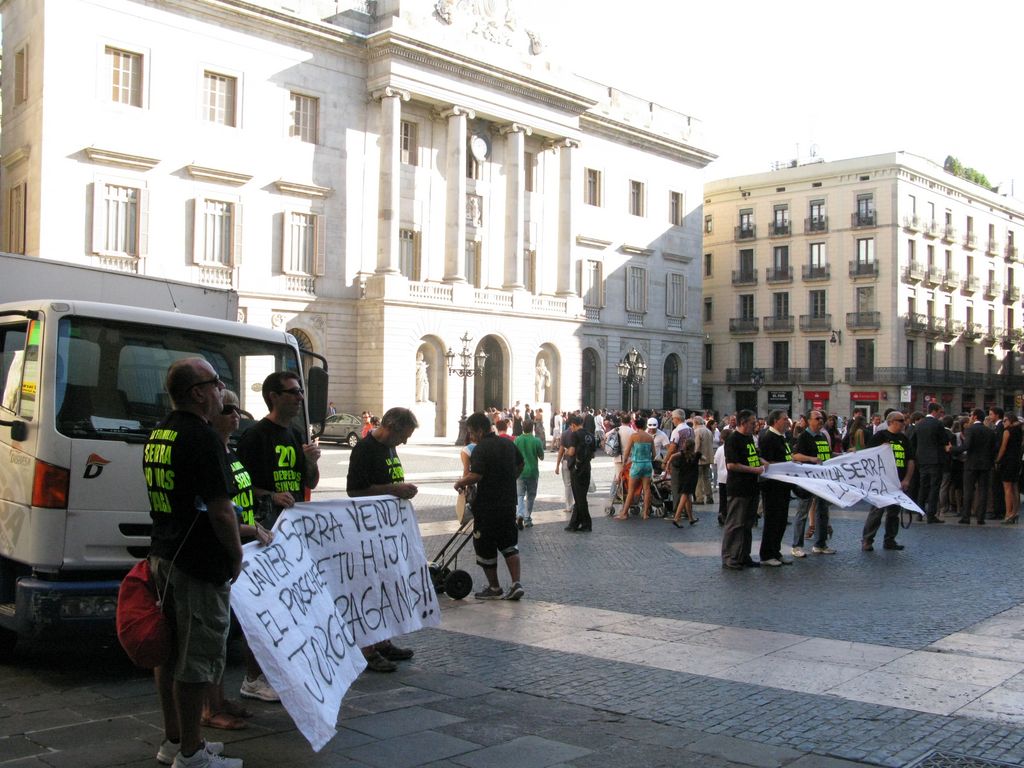 Manifestation sur la place de l'Hôtel de Ville