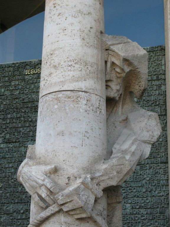 Sculpture : la Flagellation devant le portail central de la Façade de la Passion