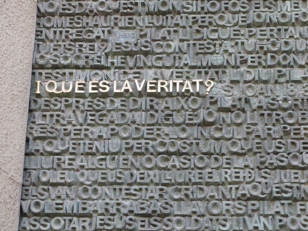 Porte centrale avec 2000 lettres en relief dont la question « Qu’est-ce que la vérité ? » de Ponce Pilate