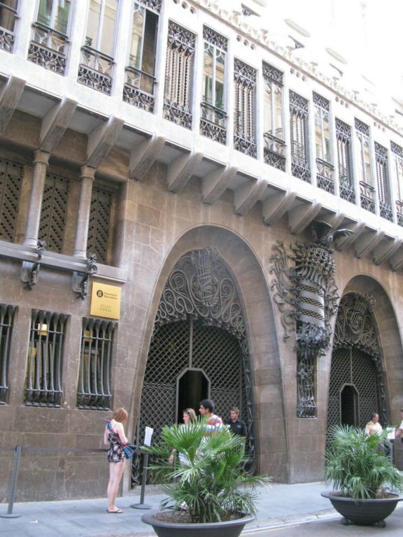 Palais Guell, dans la rue Nou de la Rambla, de l'architecte Gaudi, construit entre 1886 et 1891