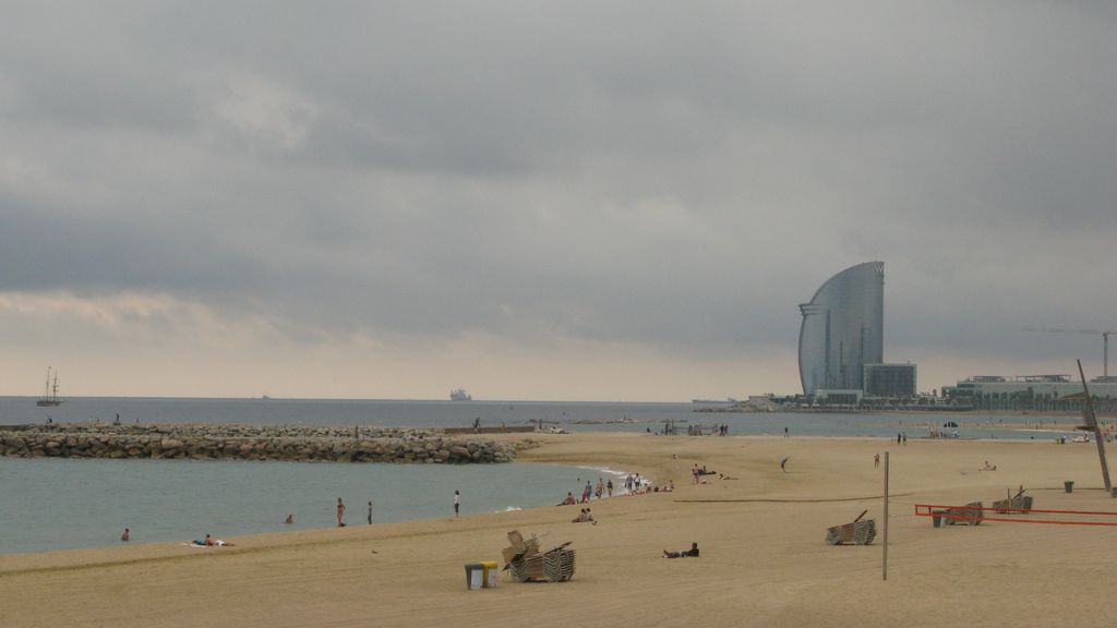 Depuis la plage de la Barceloneta, vue sur l'hôtel W Barcelona (ou Hotel Vela) de Ricardo Bofill