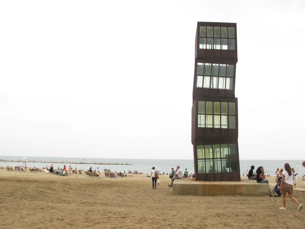 La sculpture "Estel Ferit" de Rebbecca Horn sur la plage de la Barceloneta